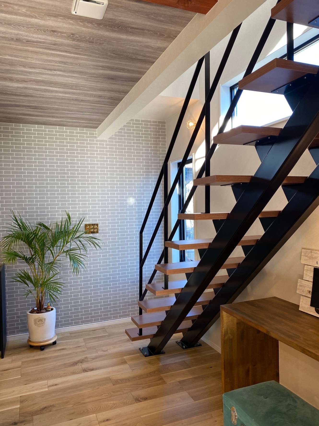 【開放感を感じられるアイアン階段をご紹介】| mikiデザインハウスで新築・リノベーション
