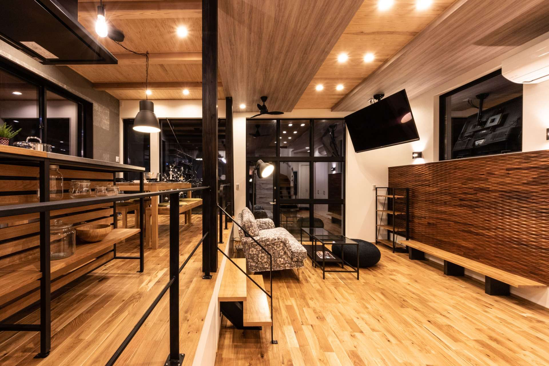 【住まいの印象を変える黒アイアン】宮崎市で新築・リノベーション | mikiデザインハウス