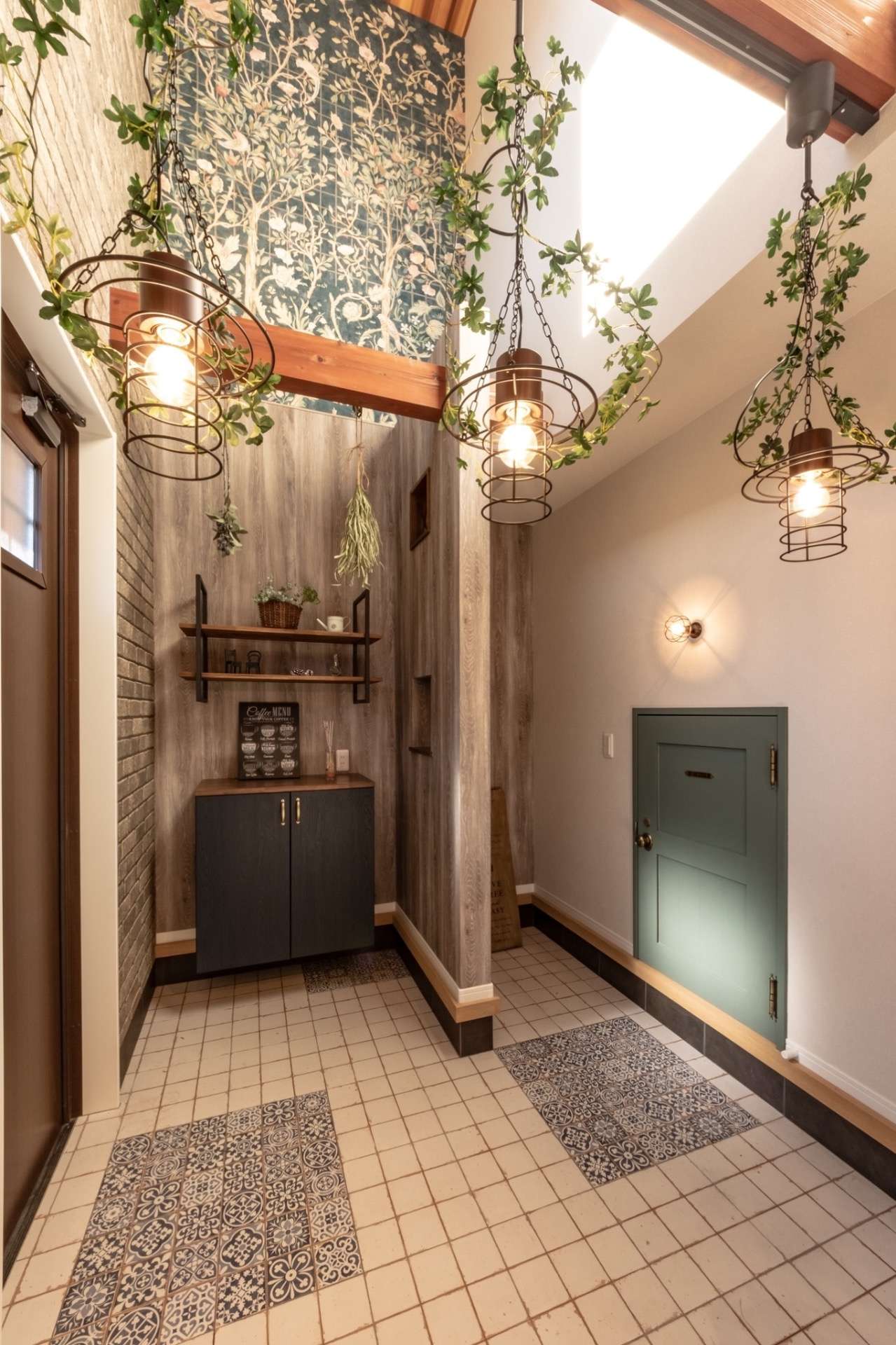 【玄関に可愛らしい小さな造作ドアを🚪】宮崎市で新築・リノベーション | mikiデザインハウス