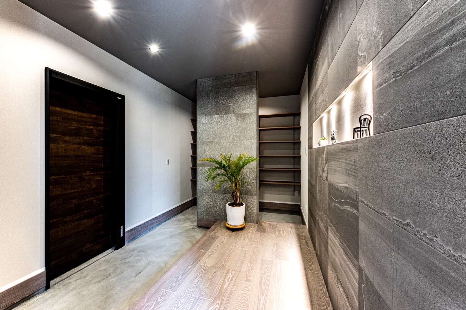 【目隠し壁のあるシューズクロークですっきり快適な玄関に】宮崎市で新築・リノベーション | mikiデザインハウス