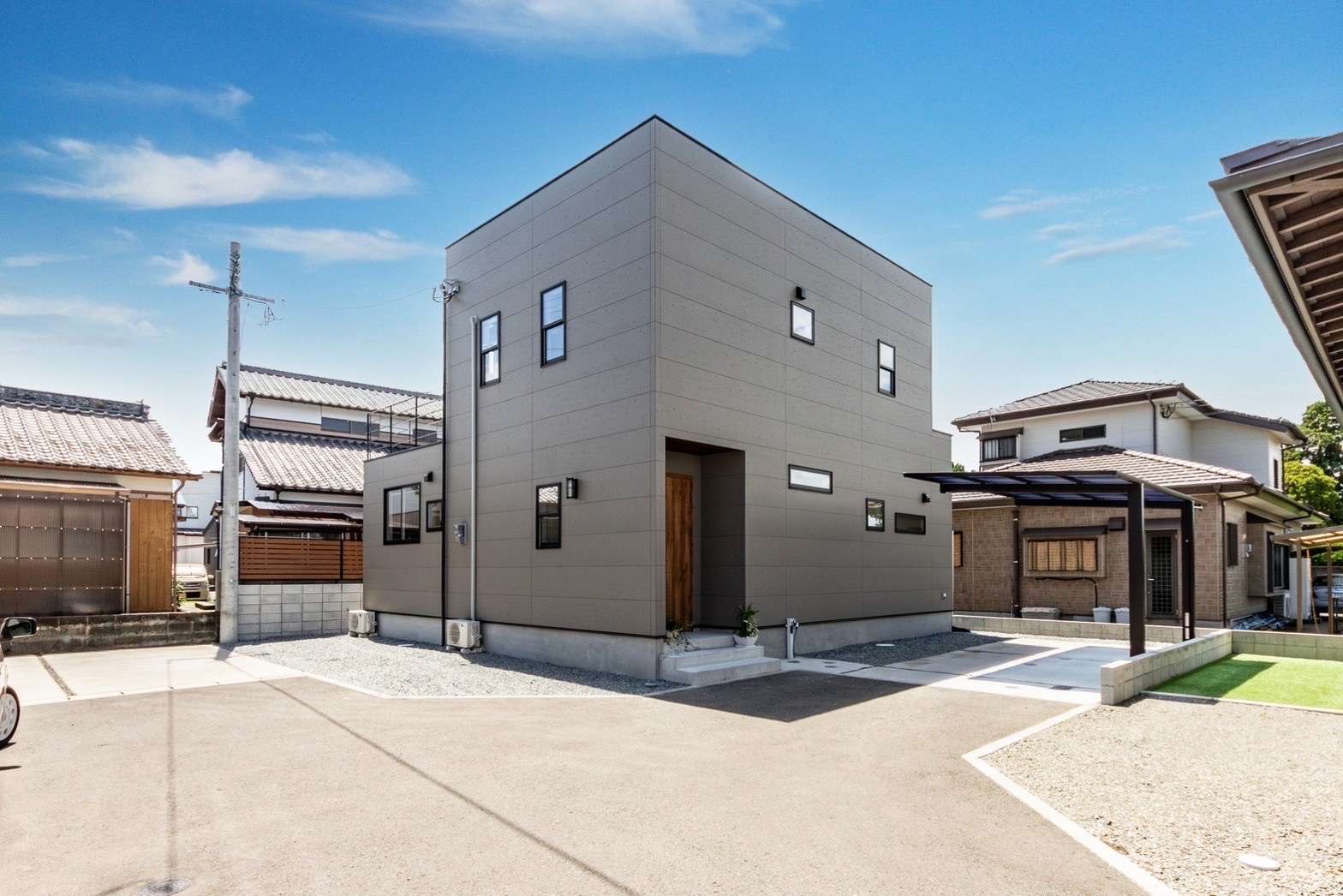 【グレー×ブラックで仕上げるスクエア型の家】宮崎市で新築・リノベーション | mikiデザインハウス