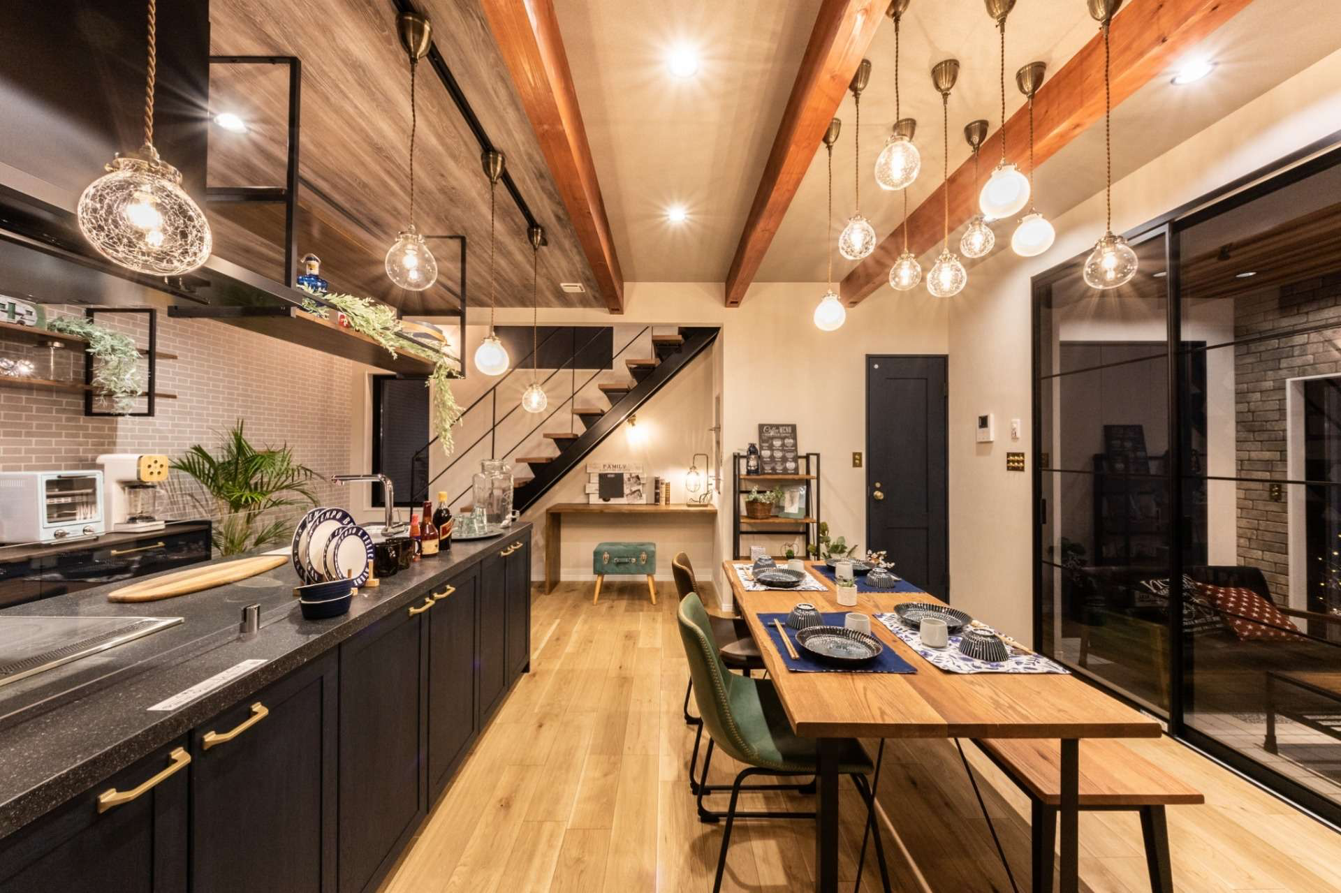 【“Lクラス”を採用したアイランド型キッチンで開放感のある食卓🍳】宮崎市で新築・リノベーション | mikiデザインハウス