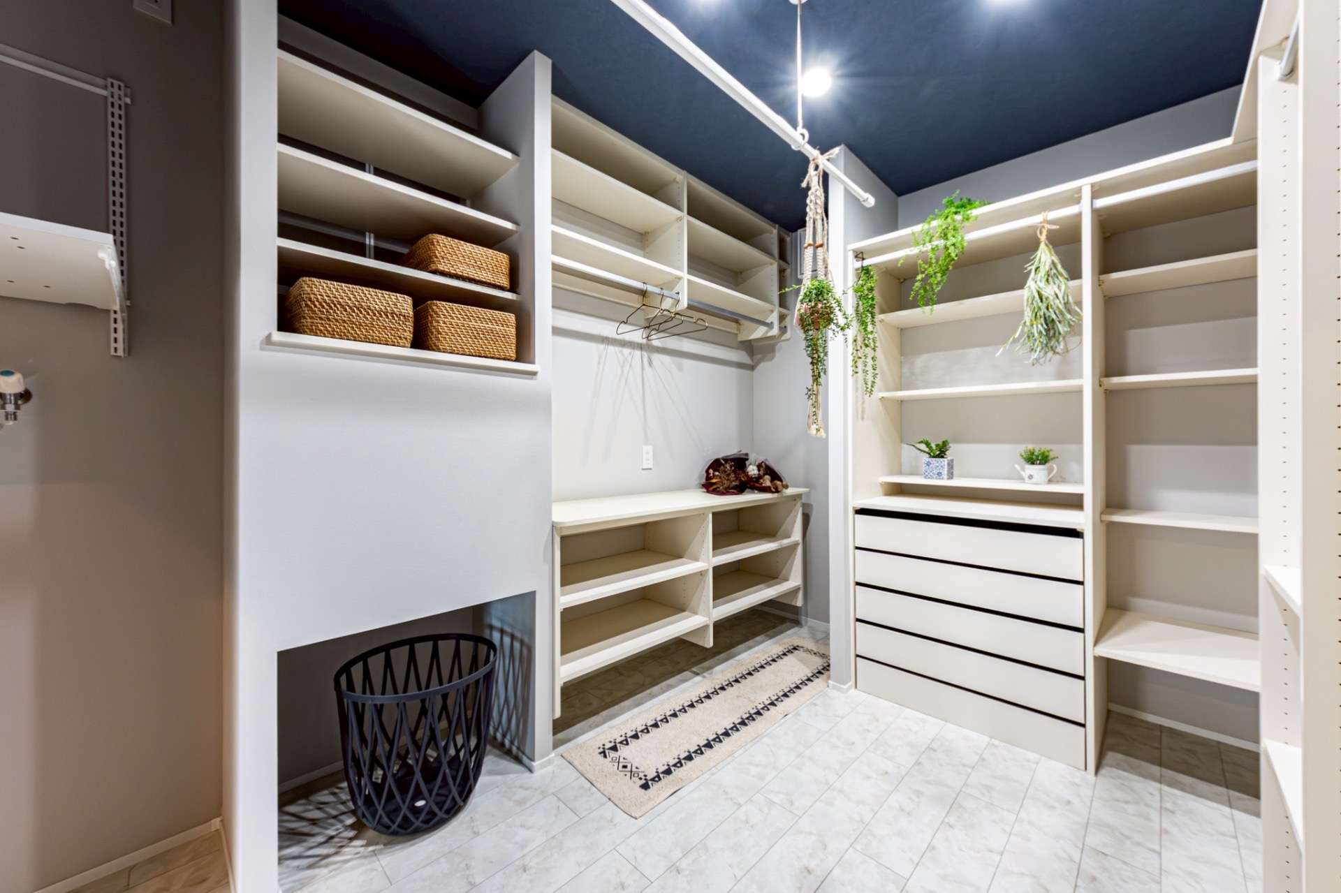 【洗濯室を兼ね備えたファミリークローゼットで 家事動線の効率化UP⤴️】宮崎市で新築•リノベーション| mikiデザインハウス